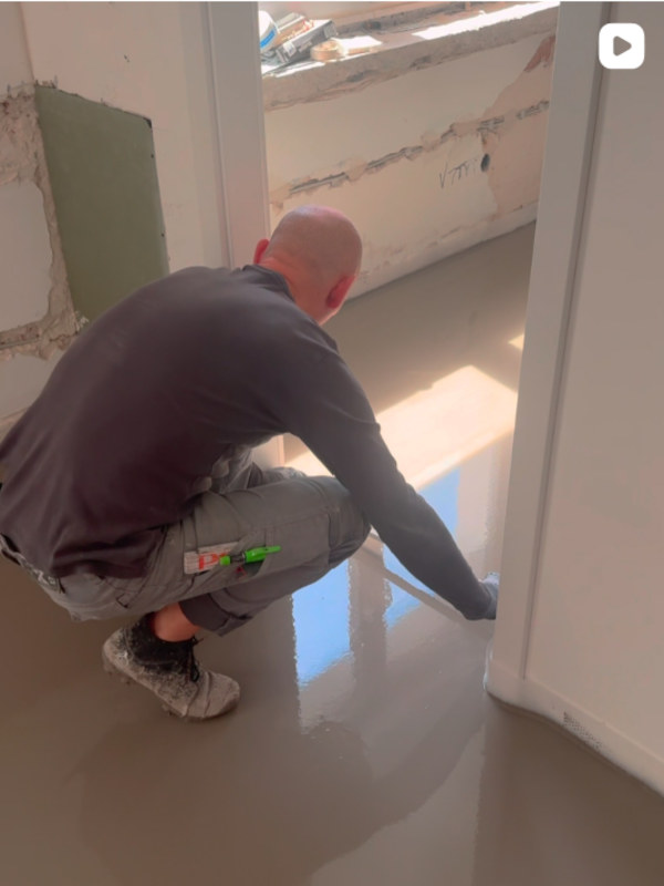 Fußbodenheizung Fräsen Adam Ciba - Verlegen von Heizrohr in die Heizkreiskanäle