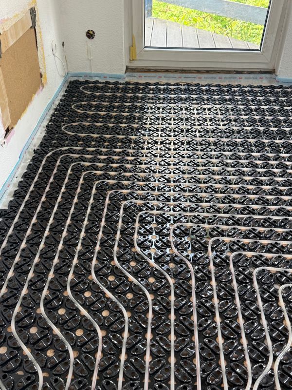 Fußbodenheizung Fräsen Adam Ciba - System mit niedriger Aufbauhöhe